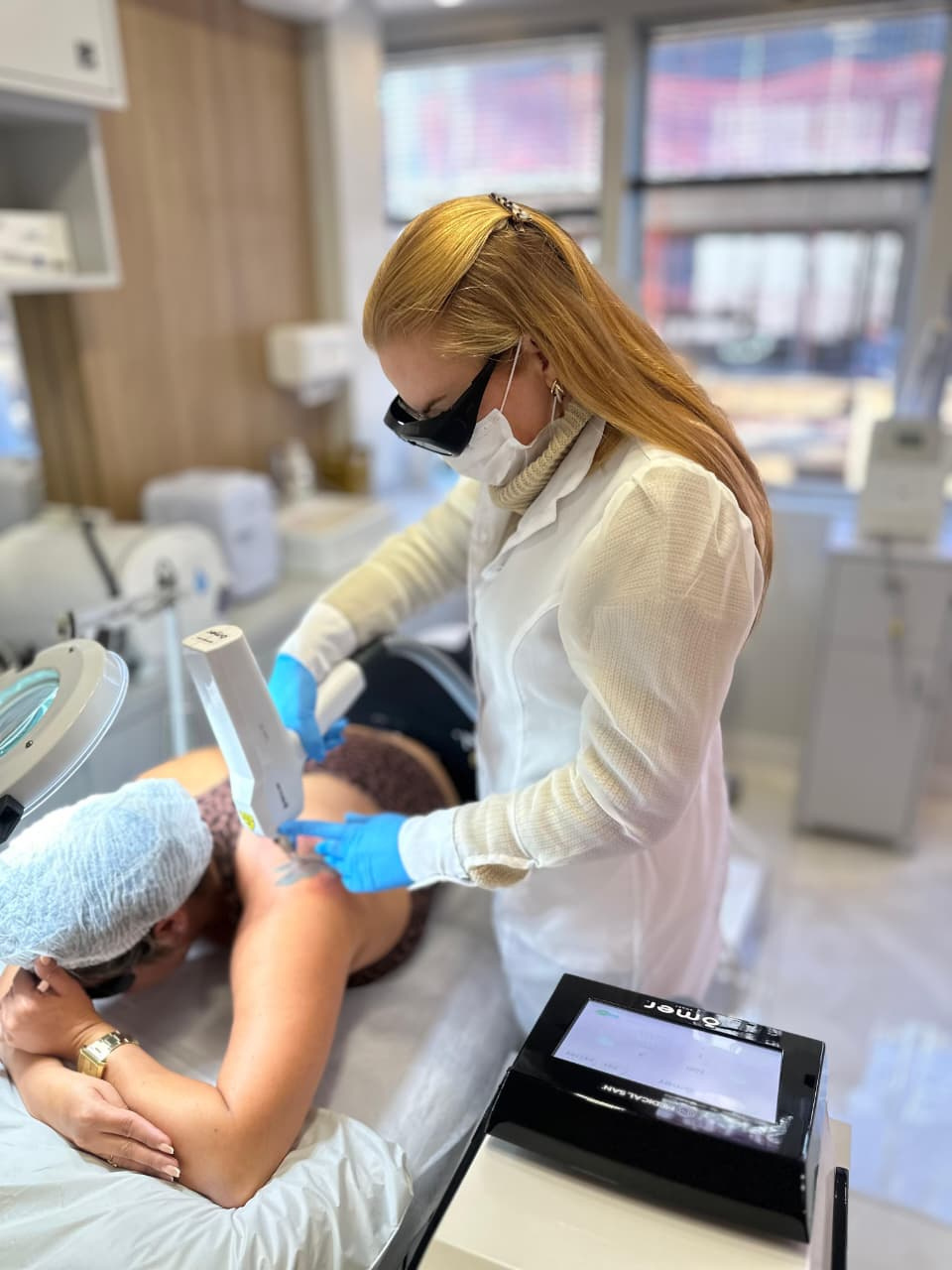 Danusa Flores realizando um atendimento de remoção a laser na clínica